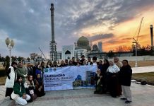 Indonesia Gelap ? Kelompok ini Justru Tebar Cahaya di Negeri Orang Indonesia Gelap ? Kelompok ini Justru Tebar Cahaya di Negeri Orang