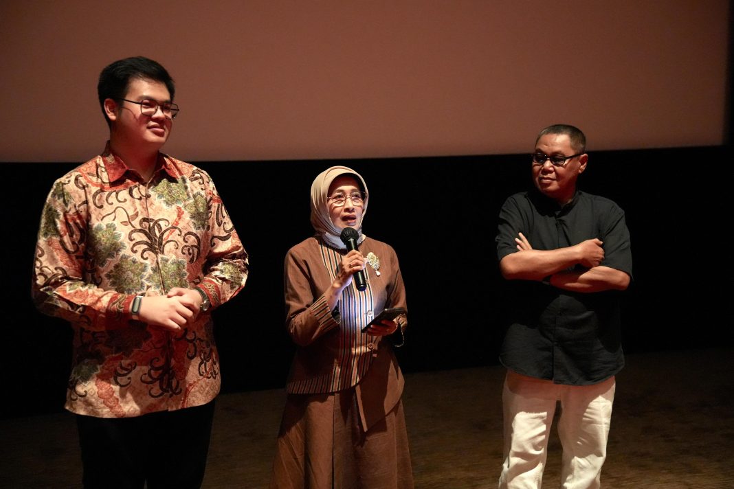 Dubes Indonesia untuk Uzbekistan, Prof. Dr. Siti Ruhaini Dzuhayatin bersama Produser Rendy Gunawan dan Avesina Soebli sesaat setelah kegiatan screening eksklusif film Pengin Hijrah di XXI One Belpark (31/05).