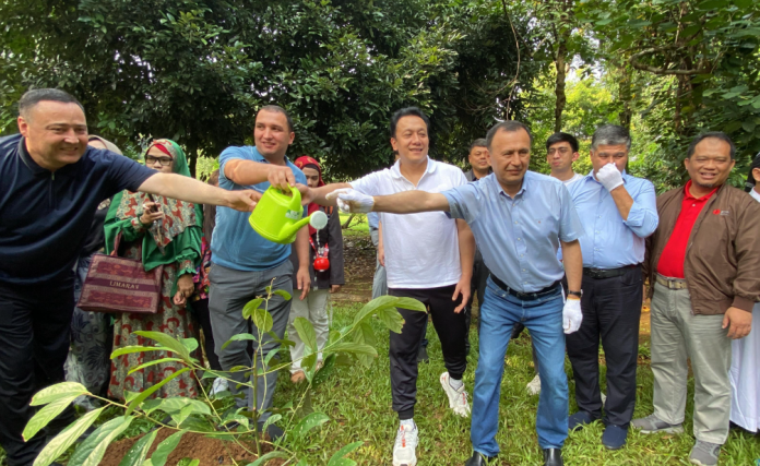 penanaman pohon Diaz Hendropriyono, Imam Bukhari, penanaman pohon, lingkungan hidup, Kebun Raya Bogor, Uzbekistan, UIN Syarif Hidayatullah, hadis tentang lingkungan, Taman Bung Karno, warisan Islam, hadis Imam Bukhari, kerja sama Indonesia-Uzbekistan, pelestarian alam, KLH, BPLH, Islam dan lingkungan