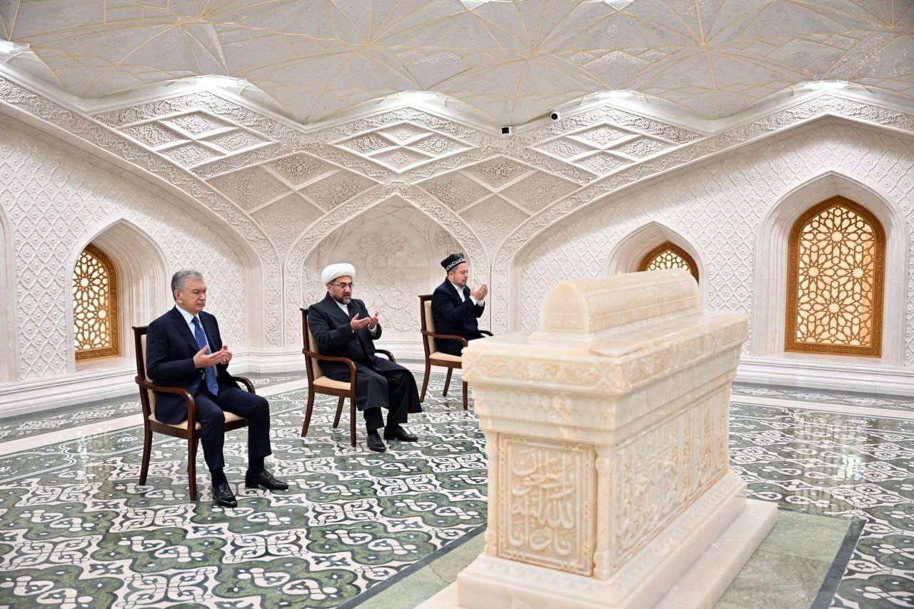 Presiden Shavkat Mirziyoyev berziarah ke makam Imam Bukhari sebelum meresmikan  Konferensi Umum UNESCO Sesi ke-43